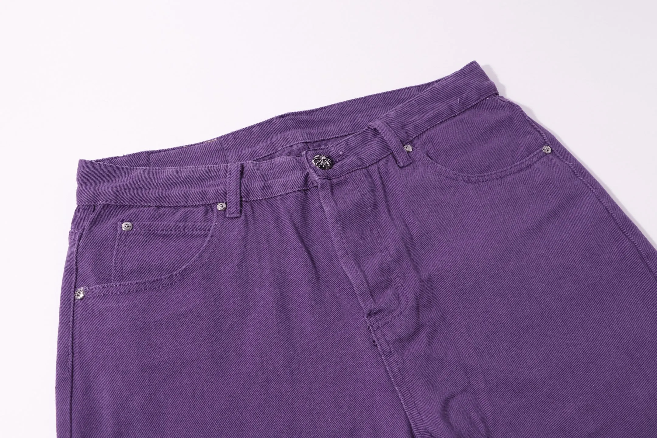 P240 Style No.: H41 Croxin & 𝐂𝐡𝐫𝐨𝐦𝐞 𝐇𝐞𝐚𝐫𝐭 ss25 Purple Cow King Jeans. Styles with different wash textures are very friendly to people with thin legs. The slightly flared version perfectly modifies the leg shape. The timeless and moderate length makes it easy to match and match. It is the basis for various styles and is a must-have in your wardrobe! The fabric is stiff but also makes the upper body soft without losing texture. The washing process is even more perfect. It is a must-have item for everyone! ! ! Washed wheat, hang tag, pants label, three labels complete Color: purple Size: 28-30-32-34